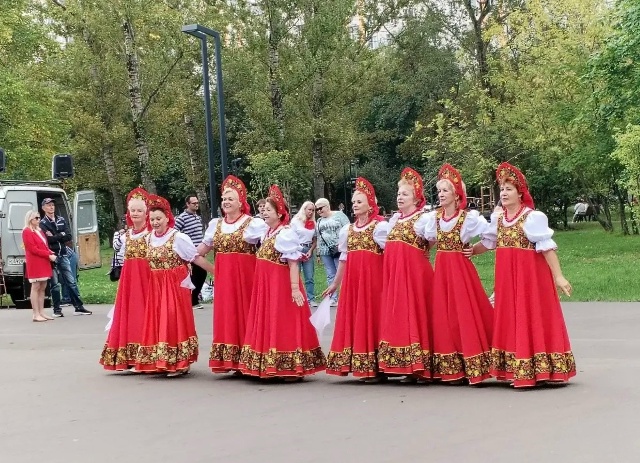 Новогиреевцы отметили День государственного флага России