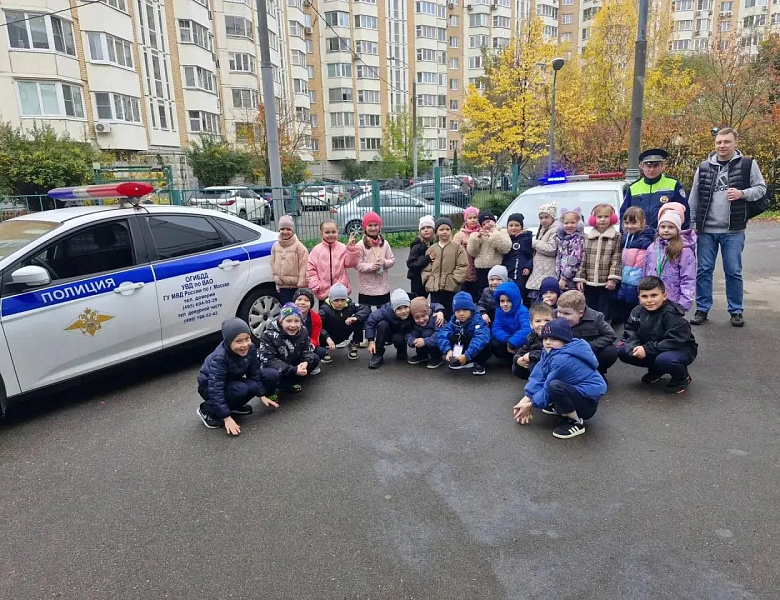 В ВАО&nbsp;сотрудник Госавтоинспекции совместно с членом общественного совета УВД по ВАО ГУ МВД России по г. Москве провели встречу с детьми в рамках акции «Осенние каникулы» 