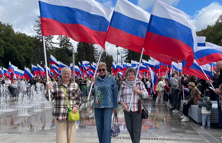 Глава муниципального округа Новогиреево Владимир Чикунов поздравил новогиреевцев в Днём государственного флага России
