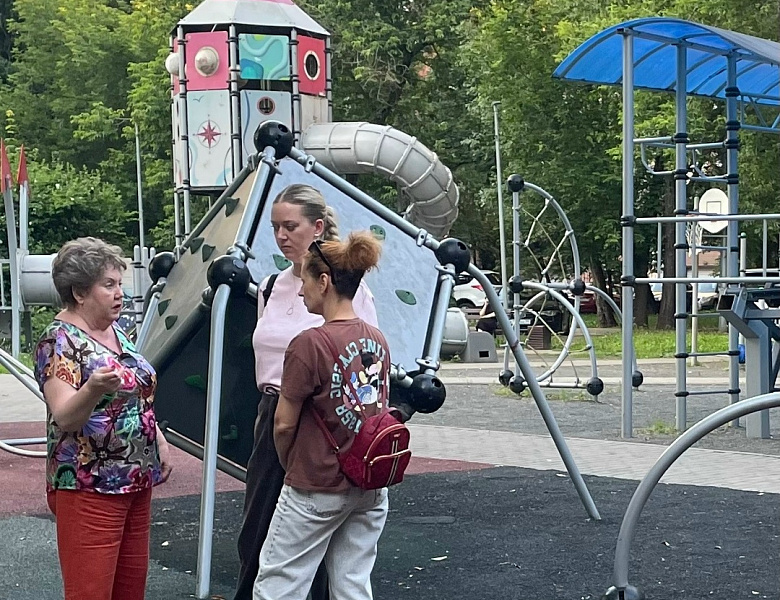 На Союзном проспекте по просьбе жителей обновлено покрытие  детской площадки