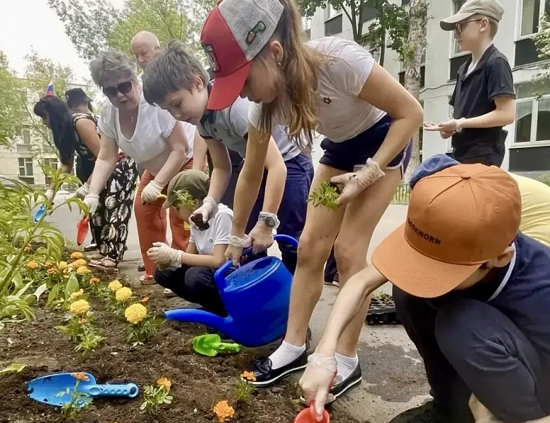 В новогиреевской школе № 1324 при поддержке депутатского корпуса прошла акция «Цвети, школа!»