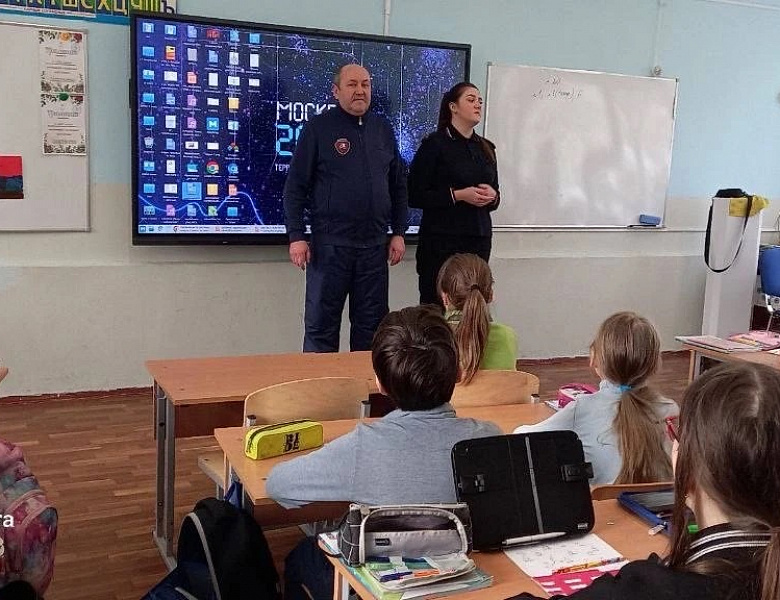 Полицейские провели уроки правовой грамотности для школьников в районах Ивановское и Метрогородок