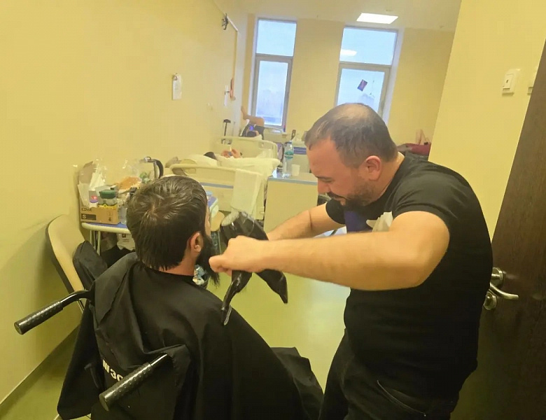 Волонтеры-студенты Технологического колледжа из Новогиреева вновь посетили военный госпиталь с гуманитарной помощью