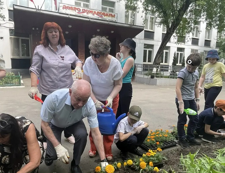 В новогиреевской школе № 1324 при поддержке депутатского корпуса прошла акция «Цвети, школа!»